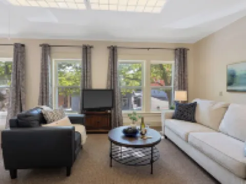 BEAUTIFUL village apt.  Walk to river, shops, eateries. Great for getaway / work Hotels in Lysander