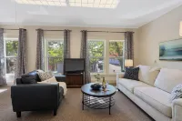 BEAUTIFUL village apt.  Walk to river, shops, eateries. Great for getaway / work