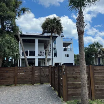 Suite B - 3 Minutes Walk to Center of Folly Beach, Across from Beach -1 Room