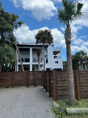 Suite B - 3 Minutes Walk to Center of Folly Beach, Across from Beach -1 Room Отели рядом с достопримечательностью «Фоли Бич»