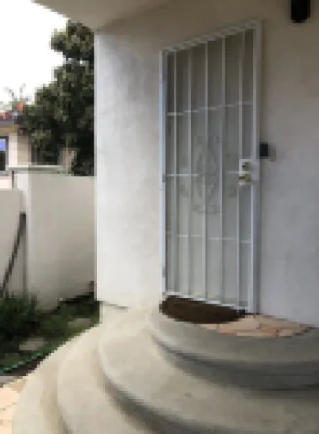 Private studio less than a mile from the beach, with Full Kitchen and Bathroom