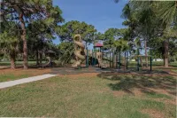 Cozy home with heated pool - 8 min from the beach.