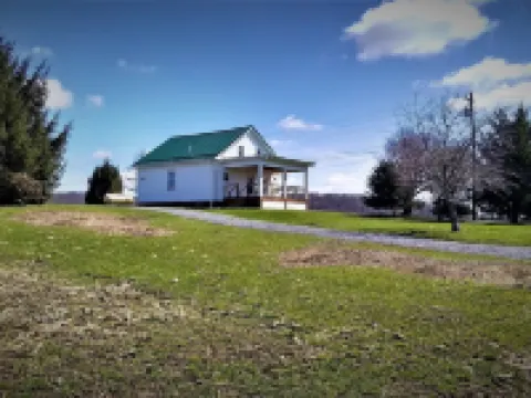 Windy Hill Cottage Hotels in Venango County