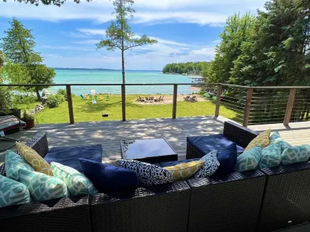 Private Elk Lake Cottage minutes from Elk Rapids