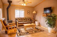 Cheerful 1-bedroom cabin with hot tub