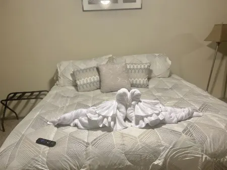 Essentials, Medical District, Pool, Golf, Gym, Wifi, TVs, WasherDryer, Clean Отели рядом с достопримечательностью «DEFY Augusta»