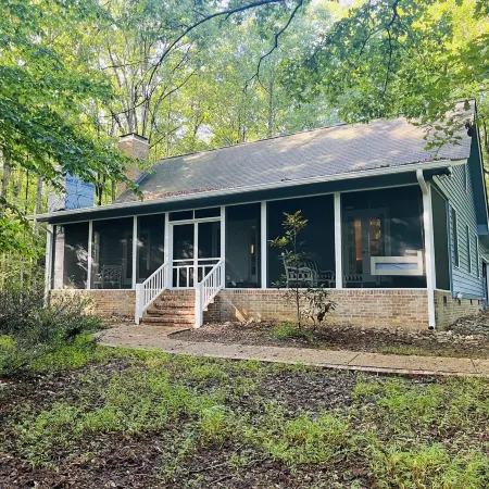 Charming 3 BR, 2 Bath cabin located in quiet Clifftops and close to Sewanee