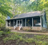 Charming 3 BR, 2 Bath cabin located in quiet Clifftops and close to Sewanee - Pools