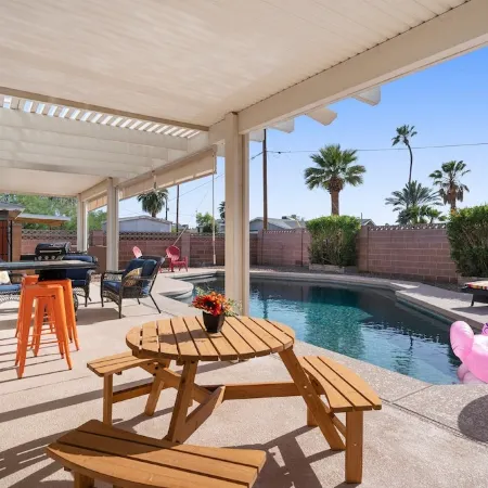 Desert Paradise w/ 2 masters, pool, & golf