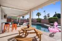Desert Paradise w/ 2 masters, pool, & golf