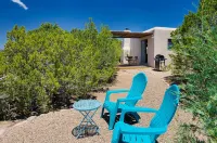 Peaceful Hilltop Casita w/ Stunning Views, Close to the Historic Plaza