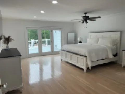 Beautiful Hamptons home  close to beaches, shopping, & restaurants!