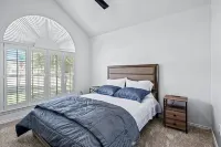 Newly remodeled home with attached garage and large yard 앨런 하이 스쿨 트랙 앤드 필드 스타디움 주변 호텔