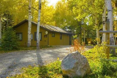Yellowstone Aspen Cabin - NEW LISTING! Nestled in mature aspen and pine trees. Các khách sạn gần Hebgen Lake