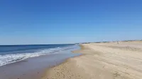 The Beach House: 8 min walk to Misquamicut, sleeps 5, beach parking/walk on pass