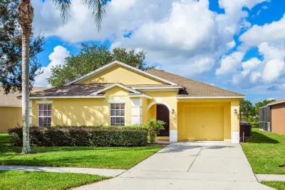 Luxury lake and conservation view home, new upgraded kitchen appliances Hotels near Walgreens