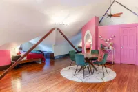 Groovy Attic Apt in Starland District Hotels in Midtown Savannah