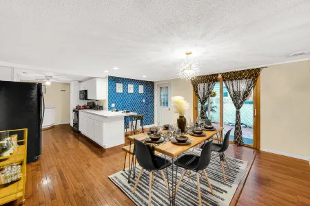 VIP! LUXURY 4BD 5min to Lake Michigan beach Big Pool with heater!!