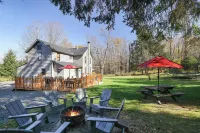 Pocono Family Farmhouse w/king bed and game room! Hotels in Dreher Township