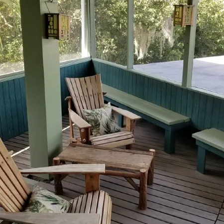 The Treehouse:Treeline View, Screened Porch, Private Balcony