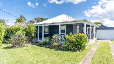 Charming Pet friendly Beach Cottage - 100m to beach and lake Hotels near The Merribee