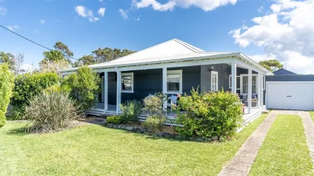 Charming Pet friendly Beach Cottage - 100m to beach and lake