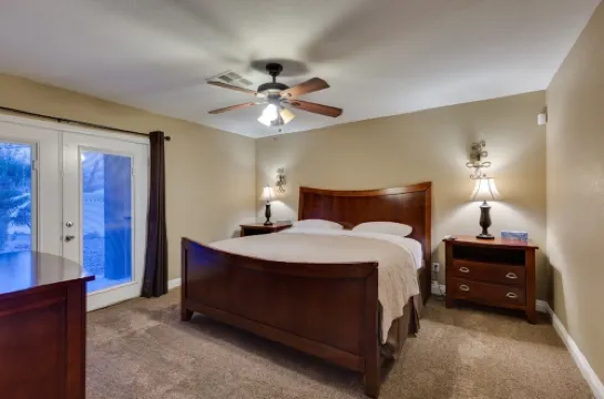 Family Friendly 3600 Sq Ft 5 Bedrooms 4 Bathrooms 3 Miles To Strip