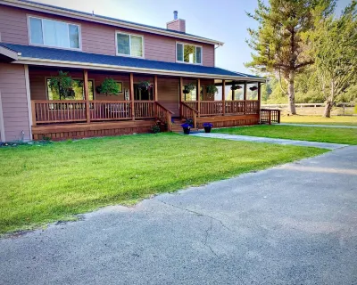FARM HOUSE ON ACREAGE IN THE REDWOODS Hotels near Requa Rd