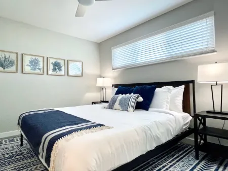 Work Here • Remodeled Kitchen • Fast WiFi • King Bed • Walk Downtown • Parking