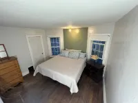 Spacious 6BD/2BA Colonial Style House - DT Geneva