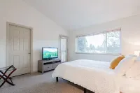 Romantic Resort Home Private Jacuzzi + Plush Robes