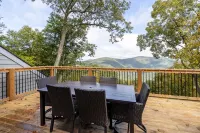 Incredible Mountain Views - Modern Four Bedroom Home - Five Minute Walk to Slope