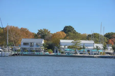 Walk to everything Rock Hall from this 1st floor apartment. Sleeps 4! Отели в г. Кент