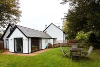 Romantic Forest Cottage with private garden, dog friendly, forest views from bed