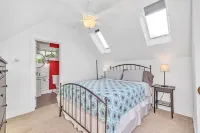 Clean, comfortable and modern cottage in trendy and historic Lockeland Springs