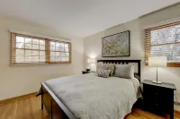 In-Town! Blue House 4 BR w Terrace and Backyard Hoteles cerca de Universidad de Princeton
