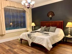 Artsy 1st Floor Pet-Friendly Ensuite King in Historic Railroad Inn & Town.