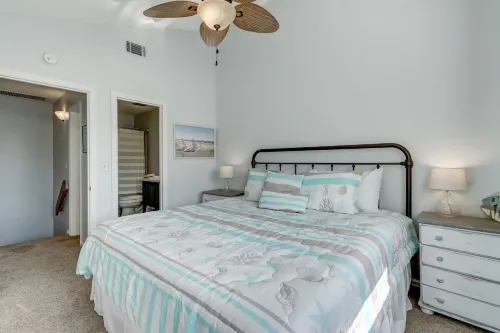 ONE BLOCK from the beach! Weekly and monthly discounts offered.