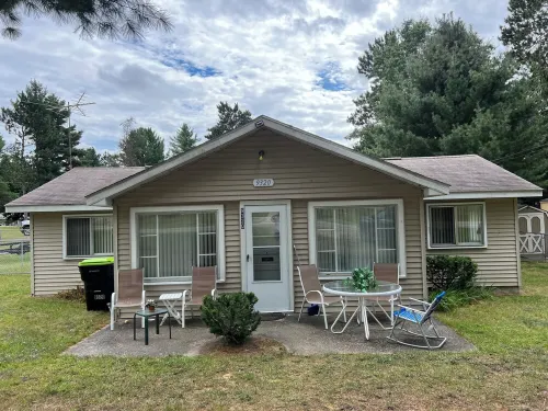 Charming 1-bedroom 1/2 house in soothing St Helen Hideaway with WiFi Hotels in Richfield Township