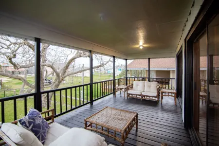 Spacious Vacation Home: Sleeps 16, 1/2 mi to Beach & Boat Ramp - Family Friendly