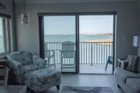 Beautiful View of the Bay, 2 Bedroom Condo, Sleeps 6