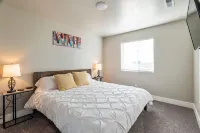 ☺ Work ☺ Play ☺ Relax ✔ 3 King Beds ✔ 400 + Wi-fi