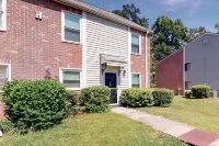 Stylish townhome, sleeps 8, pet friendly. - Homestays