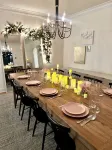 3 Living Rooms, 2 Garages, Gym & Chef’s Kitchen for a Group! - 방갈로