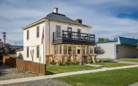 Historic Cody Home w/ hot tub. Walking distance to down town Cody!