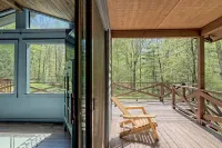 BRAND NEW! Romantic bungalow w/hot tub- minutes from downtown Blue Ridge