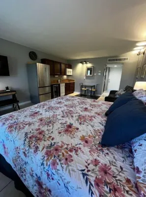 Quaint condo. Walking distance to El Paseo stores & restaurants