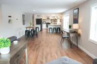 Spacious and Bright Downtown APT with River View