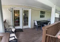 1 block from Main St & hot pools! POOL TABLE! Spacious 6 bedroom home Hotels in Lava Hot Springs