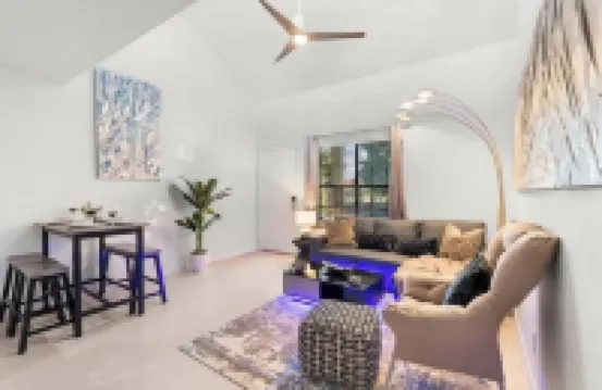 ~The Hidden Gem~ King Bed and Hot Tub!